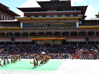 Tashichhoe Dzong (Crowd And Coulors) Tashichhoe Dzong (Crowd And Coulors)
