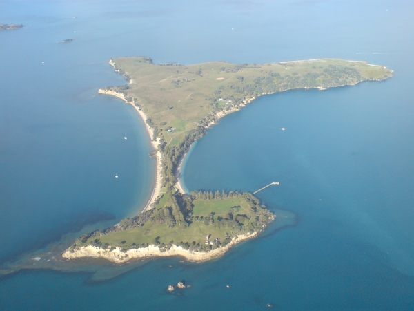 https://cimages1.touristlink.com/repository/MO/TU/IH/EI/SL/AN/D/motuihe-island-_-from-above-west-0-1.jpg